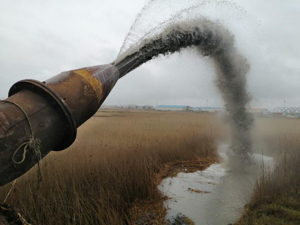 محمدمهدی قربانی، معاون عمرانی و زیربنایی سازمان از آغاز عملیات لایروبی حوضچه آرامش در بندر کاسپین پس از سال‌ها وقفه خبر داد و این پروژه را گامی راهبردی برای تضمین استمرار فعالیت ایمن و پایدار این بندر مهم عنوان کرد.
