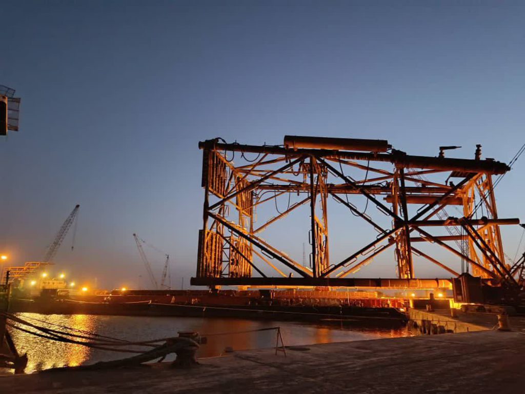 به گزارش بندر و دریا به نقل از روابط عمومی شرکت مهندسی و ساخت تأسیسات دریایی ایران: اتمام مؤفق عملیات بارگیری جکت پروژه فرزاد B را میتوان، نقطه عطفی در مسیر اجرای یکی از مهمترین پروژههای فراساحلی کشور دانست؛ عملیاتی پیچیده، دقیق و حساس که حاصل ماهها برنامهریزی، هماهنگی و تلاش بیوقفه مجموعهای متعهد از نیروهای متخصص در بخشهای مهندسی، اجرایی، ایمنی، پشتیبانی و عملیات دریایی است.