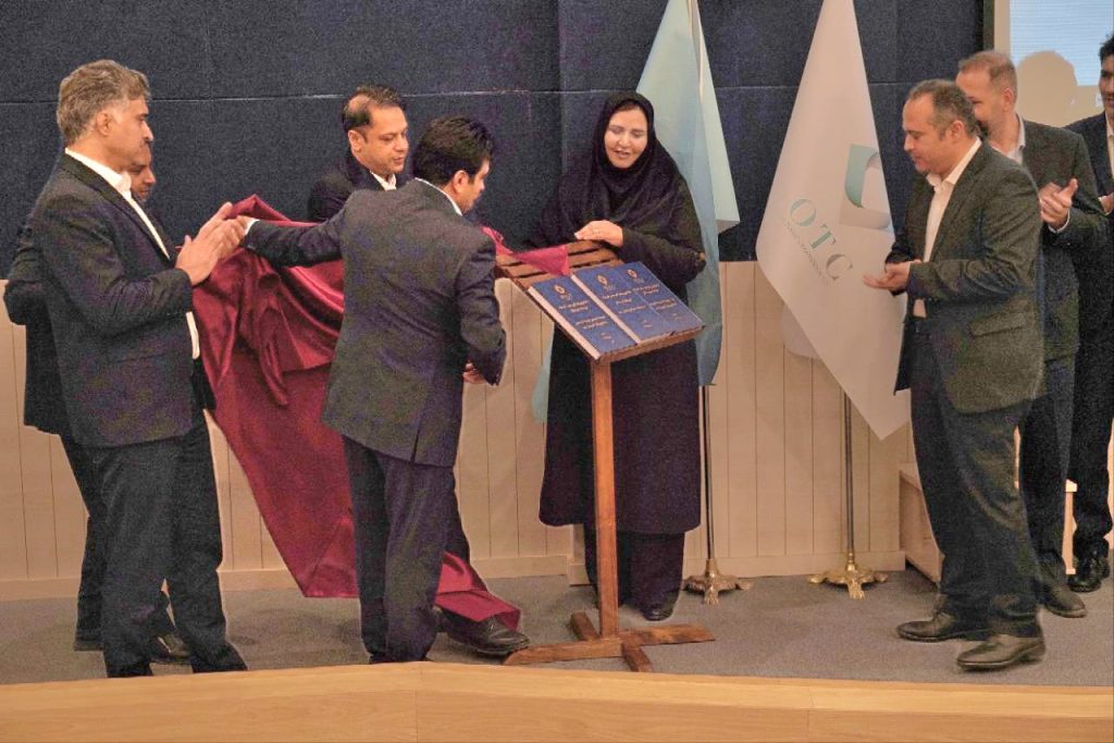 در جریان این بازدید که با حضور «حبیب خراسانی» مشاور مدیر عامل و معاون توسعه منابع انسانی و پشتیبانی گروه سرمایهگذاری اهداف صورت گرفت، از ساختار نوین مدیریتی و طرحهای نوآورانه گروه سرمایهگذاری اهداف در حوزه توسعه منابع انسانی تجلیل به عمل آمد